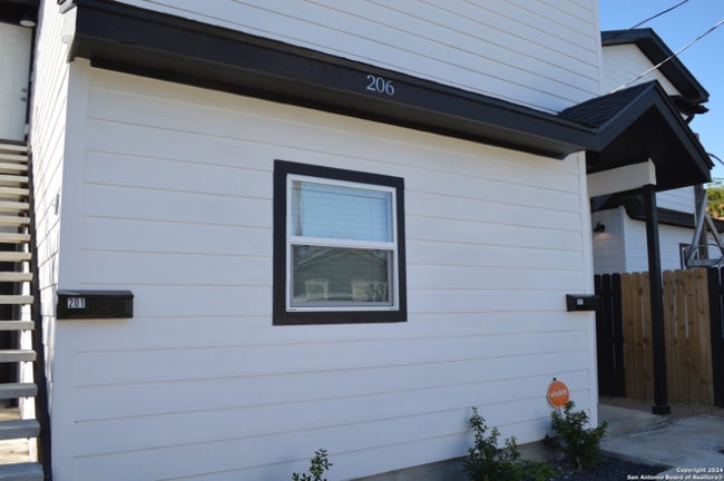 Photo - 206 Roberts St