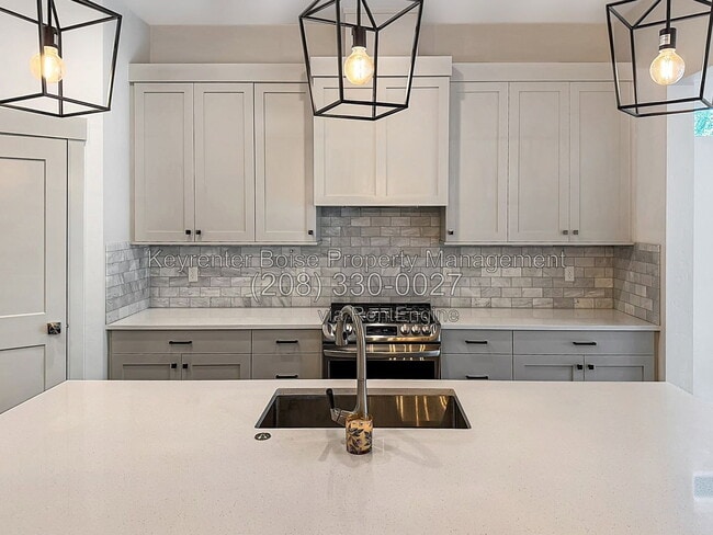 Photo - 1440 W Cerulean St