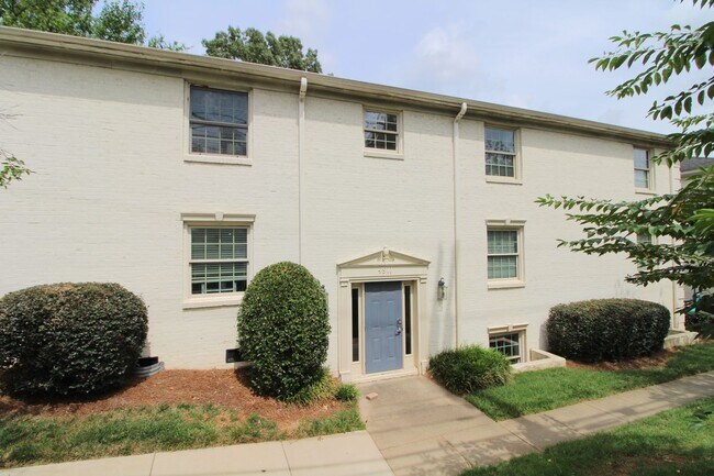 Building Photo - (Coming Soon) 2 Bedroom Condo on Park Road! Unit B