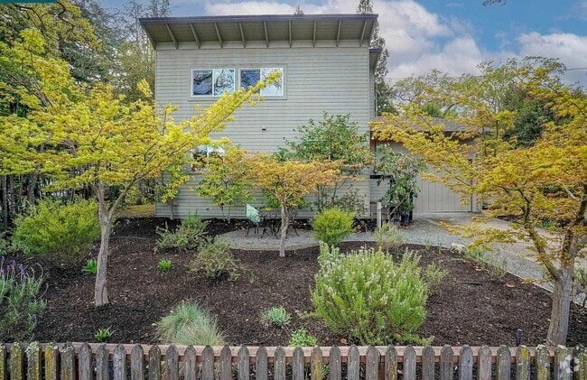 Building Photo - 3609 Walnut St Rental