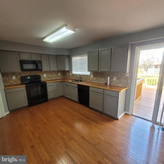 Photo - 10918 Pope St