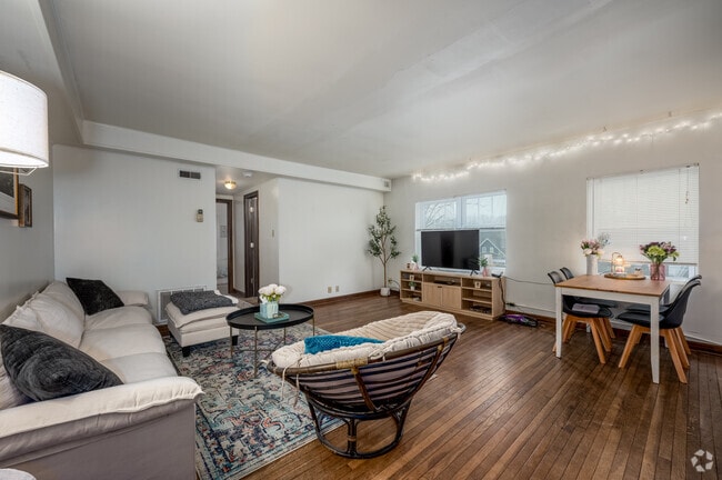 2BR, 1BA - 1,000SF - Living Room - 809 S Henderson