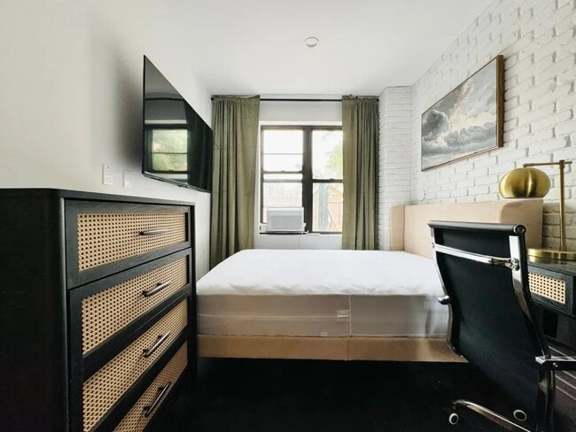 Building Photo - Furnished room/NOT APARTMENT Unit 2