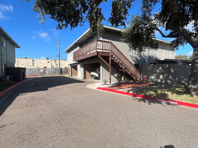 Building Photo - Southside Townhome!!