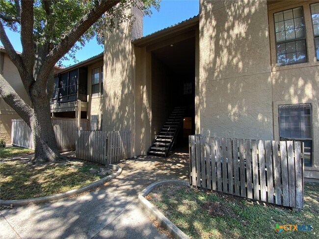 Building Photo - 1202 Thorpe Ln Unit 205 Rental