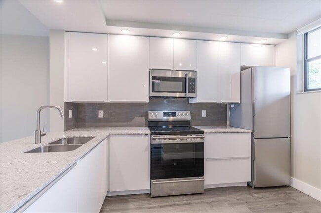 Building Photo - 113 Lake Emerald Dr Unit 201 Rental