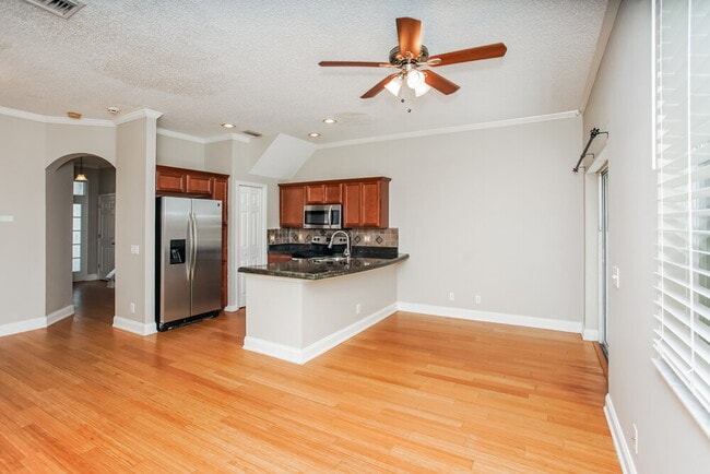Photo - 740 Vallance Way NE