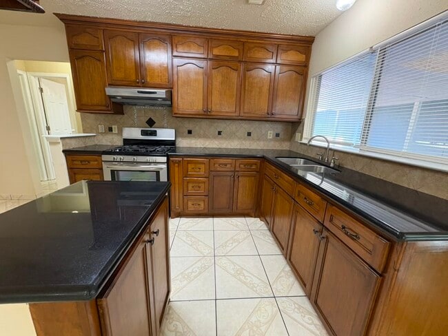 Building Photo - 9210 Crescent Moon Dr