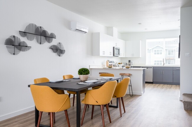 Timberview Oregon City | 3 Bed Townhome Dining Area - Timberview Apartments