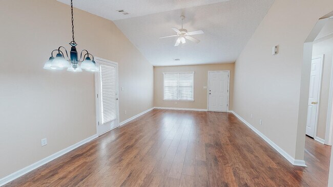 Photo - 101 Queens Ct