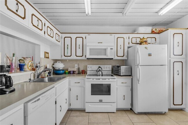 Photo - 3551 Inverrary Dr Unidad 208