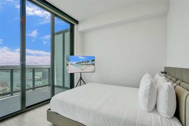 Photo - 580 72nd St Unidad 1808