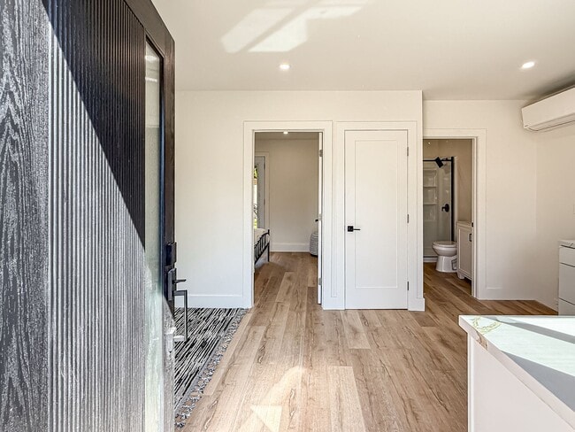 Photo - Pet friendly 1+1 w/dishwasher + private laundry available!