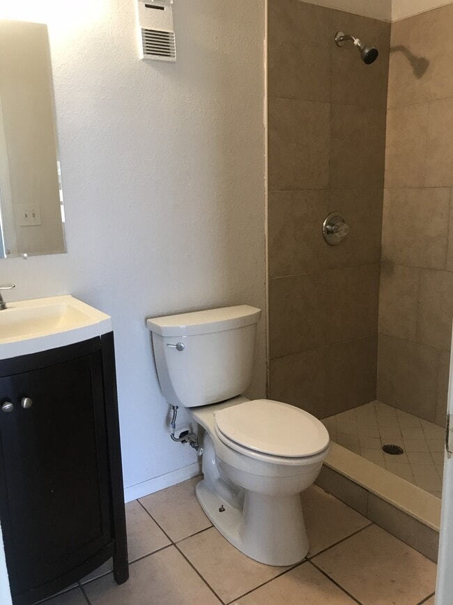 Photo - IMMEDIATE  MOVE IN!!!!!Cute 2 Bed / 2 Bath Unit in Pine Hills For Rent