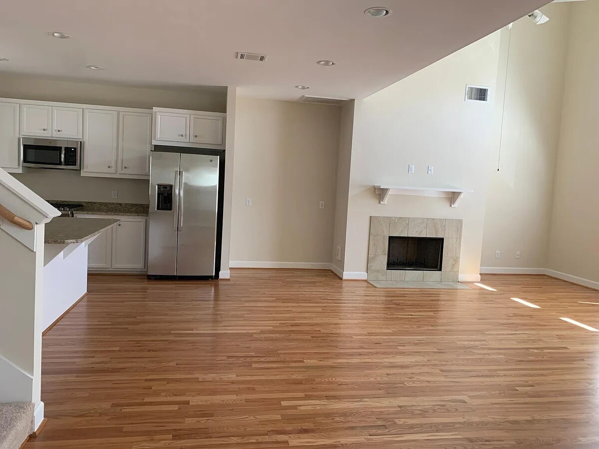 Photo - 11510 Main Ash