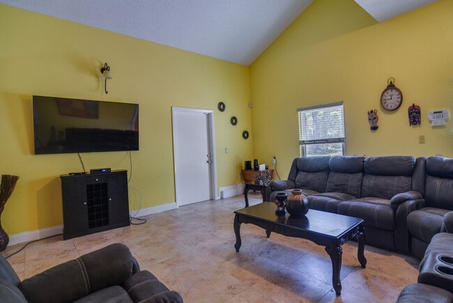 Building Photo - 2960 58th Ave S Unit ID1385707P