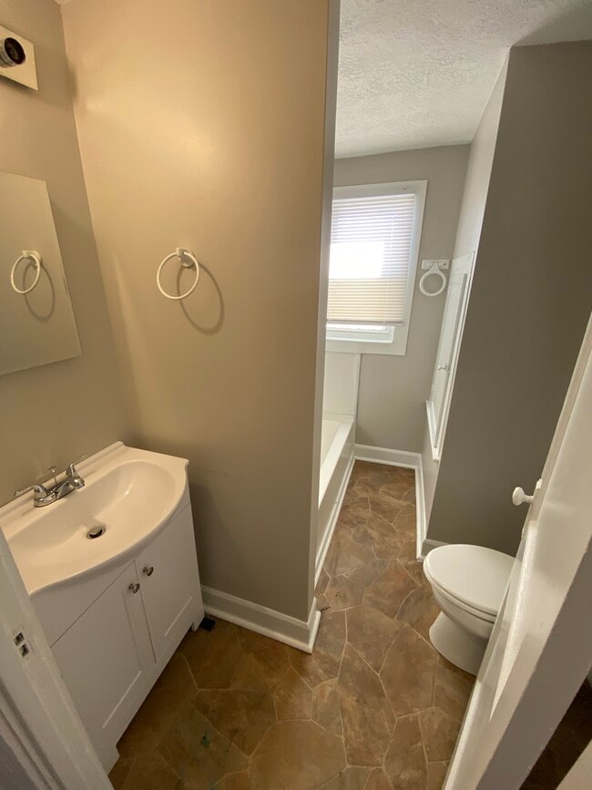 Photo - 2036 Singleton St