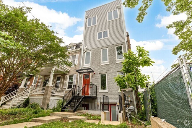 Building Photo - Beautiful 2 Bed/2 Bath in Petworth Unit 5 Rental