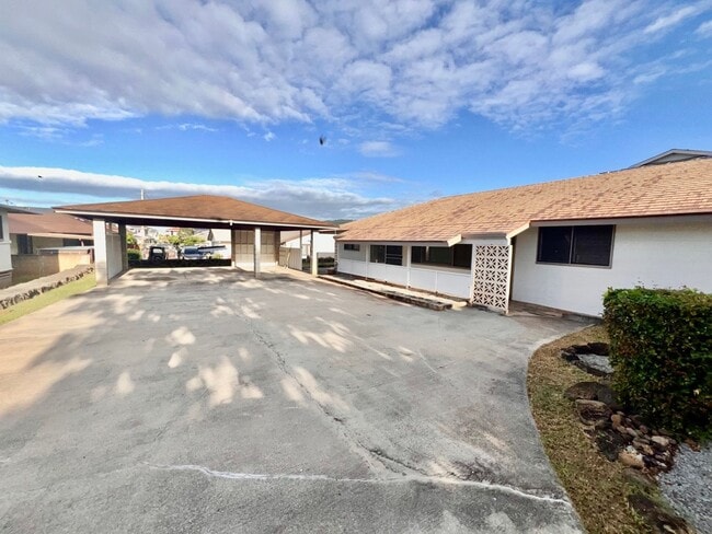 Building Photo - 4/2/3 + Office Space - Single Family Home Located in Kaimuki - Great Location!