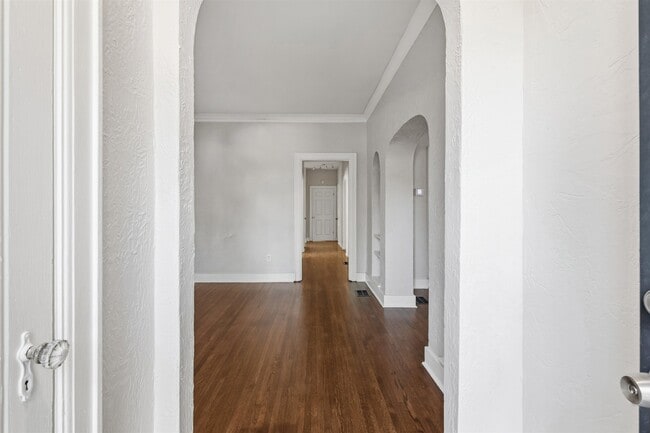 Photo - 871 University St