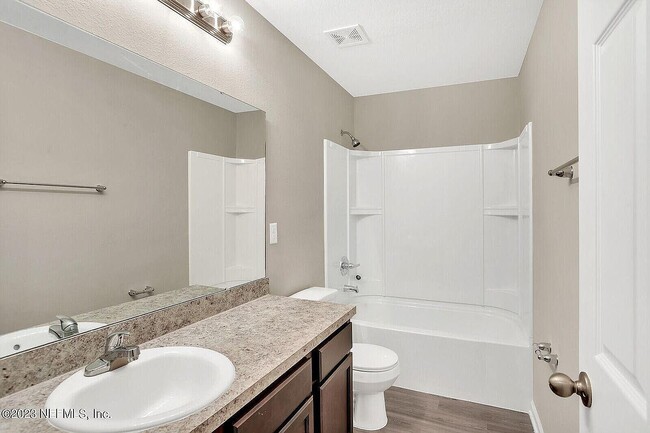 Photo - 723 James St