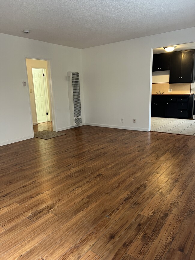Building Photo - 1325 E 7th St Unit 3 Rental