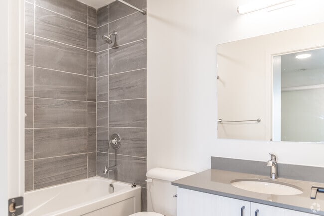 1BR, 1.5BA - 655SF - Bathroom