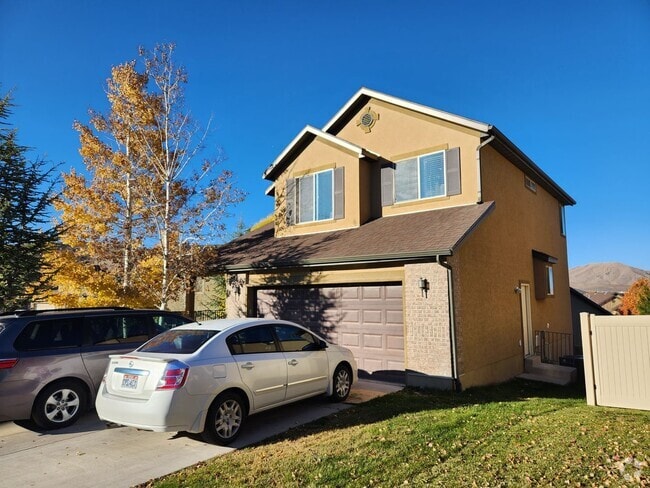 Building Photo - Great 5 Bed 2.5 Bath Home Newly Remodeled