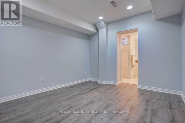 Photo - 208 Twyn Rivers Dr