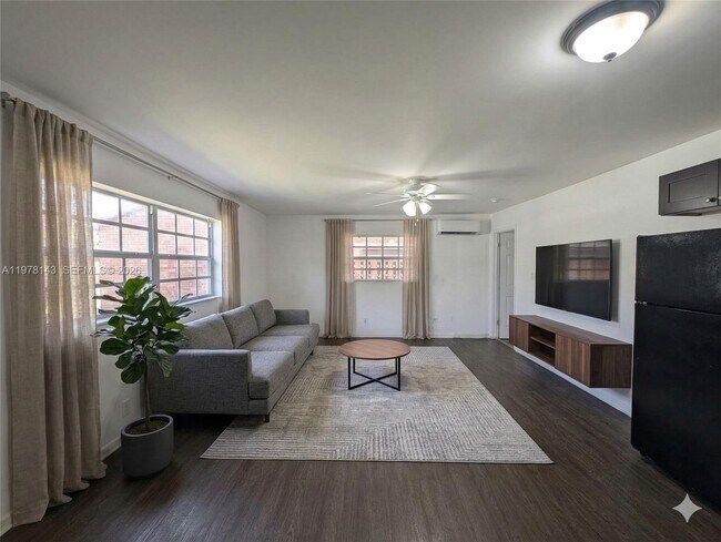 Building Photo - 232 SW 23rd St Unit 1-3