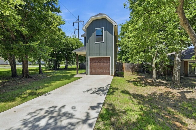 Photo - 931 W Collins St