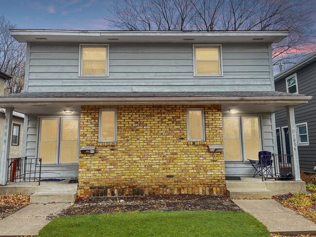 Building Photo - 1008 12th Ave SE