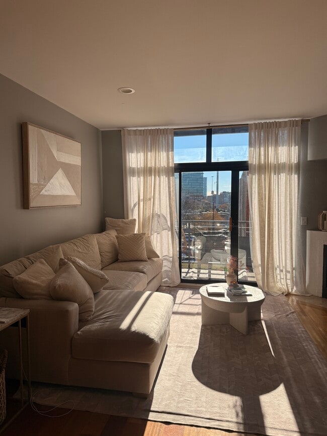 Building Photo - 651 N Milwaukee Ave Unit 301