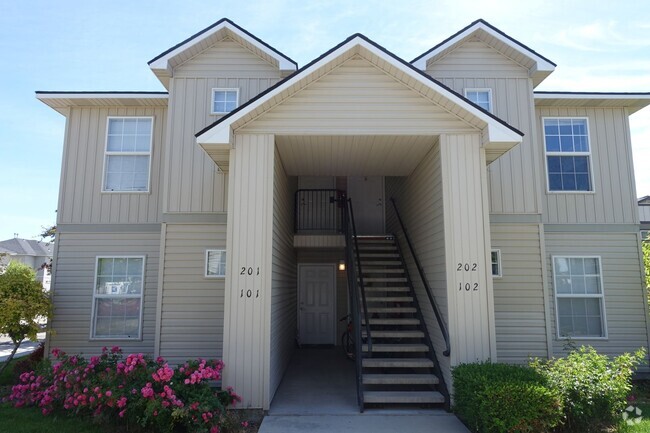 Building Photo - Remodeled 2-Bedroom/2-Bath Apartment