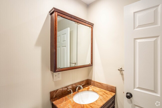 1BR, 1BA - 720SF - Bathroom