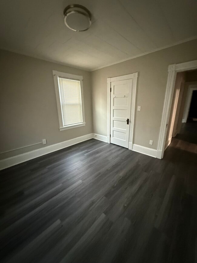 Dormitorio 1. Diseñado para acomodar una cama tamaño Queen y sus comodidades. - 46 Mooreland St Unidad 46 Mooreland Street