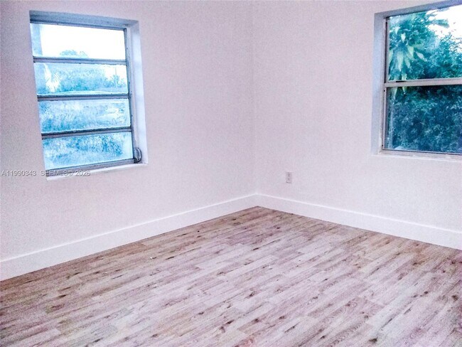 Photo - 142 NE 56th St Unit B