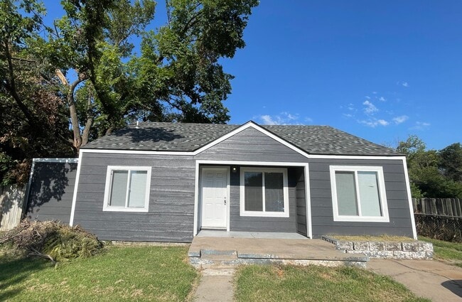 Building Photo - Large 3 Bedroom Remodeled Home