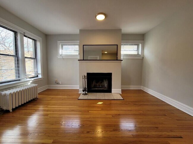 Building Photo - 2 bedroom in Chicago IL 60657 Unit W2 Rental