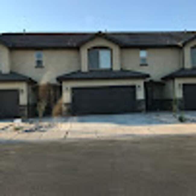 Building Photo - Beautiful townhome with POOL, in Santa Clara with amazing views of Snow Canyon
