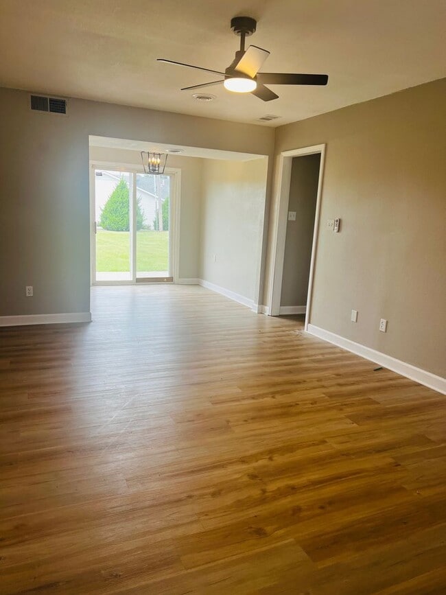 Available Now – Updated 3 Bedroom Tri-Plex... - Available Now – Updated 3 Bedroom Tri-Plex... Casa