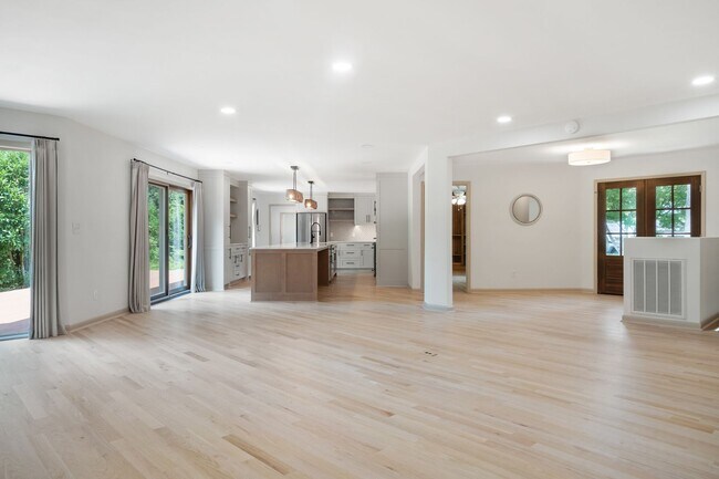 Photo - 5 Bed/4.5 Bath Undergrads OK Close to VT