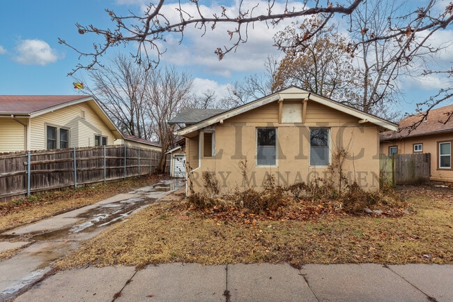 Building Photo - 2719 W Douglas Ave