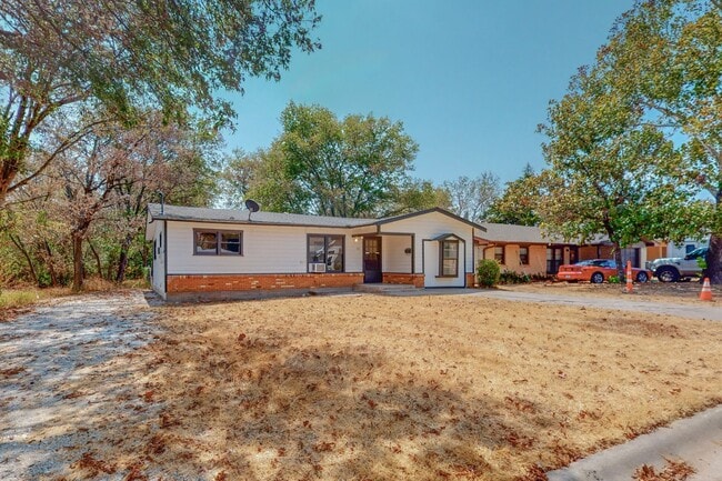 Photo - Charming 3-Bed/1 Bath Home with Private Backyard for Lease