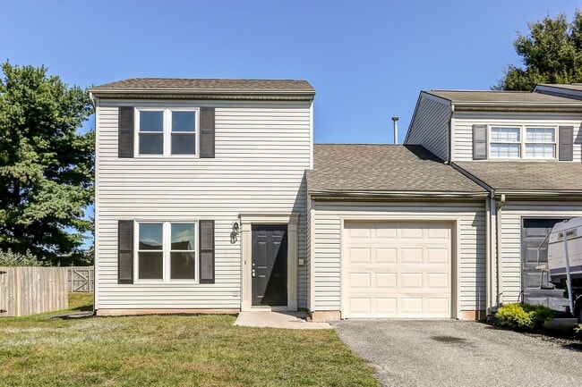 Building Photo - Three bedroom two bathroom end unit townhouse