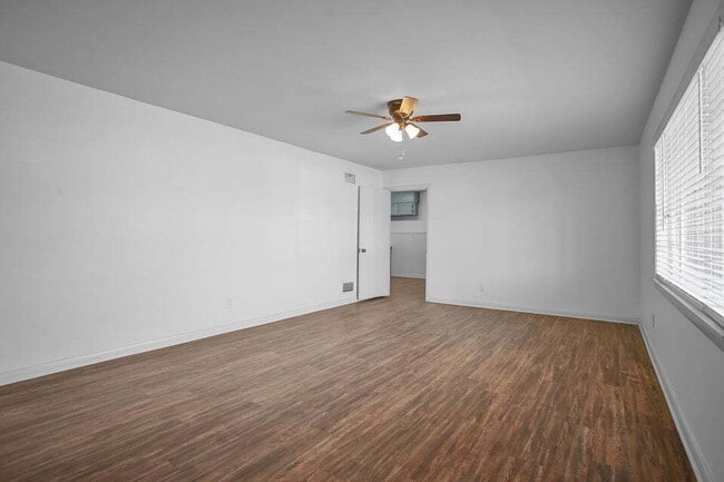 Photo - 3/1/1 close to medical and Texas Tech. Neutral colors.. Updated bath