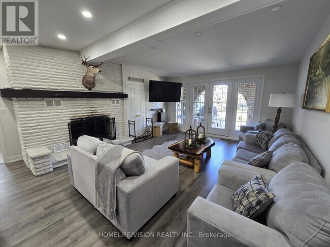 Photo - 2082 River Rd W