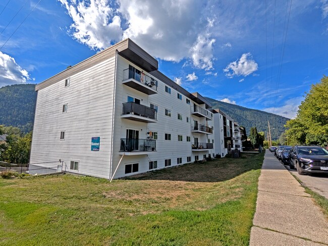 Photo - Nelson Lakeview Apartments