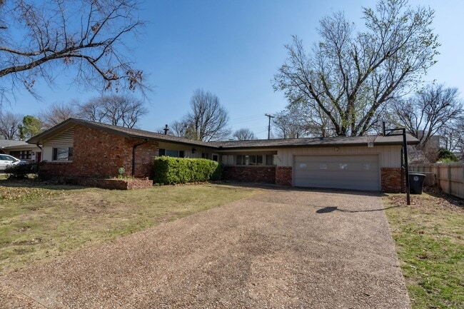 Photo - 3 Bed | 2 Bath in Midtown!