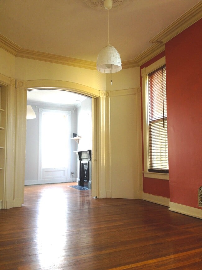 Mid room looking forward. - 22 Lyon St Unit 1 floor walkout garden